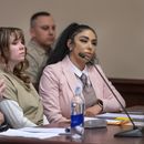 ARCHIVO - Hannah Gutiérrez-Reed, centro, con su abogado Jason Bowles, izquierda, y la asistente legal Carmella Sisneros, derecha, se preparan para una audiencia de sentencia en el tribunal de distrito estatal en Santa Fe, Nuevo México, el 15 de abril de 2024. (Eddie Moore/The Albuquerque Journal via AP, Pool, archivo)