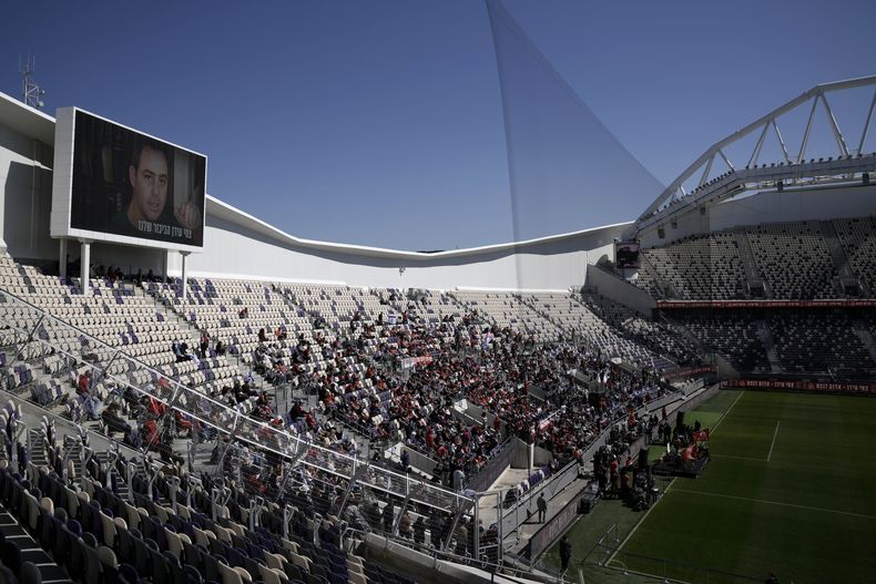 El funeral de Tsachi Idan, rehén israelí que murió en cautiverio tras ser secuestrado por Hamás en Gaza, en el Estadio Bloomfield de Tel Aviv, Israel, el 28 de febrero del 2025. (AP foto/Leo Correa)