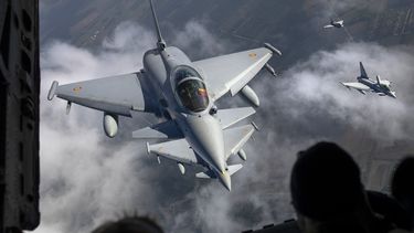 ARCHIVO - Aviones Eurofighter Typhoon de las fuerzas aéreas de España (izquierda) e Italia (derecha) participan en una Misión de Patrulla Aérea de la OTAN en el espacio aéreo de Lituania, el 12 de septiembre de 2023. (AP Foto/Mindaugas Kulbis, archivo)