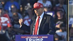 El candidato presidencial republicano y expresidente, Donald Trump, habla en un mitin de campaña en Calhoun Ranch, el sábado 12 de octubre de 2024, en Coachella, California. (AP Foto/Alex Gallardo)
