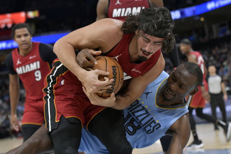 El mexicano Jaime Jáquez Jr. se aferra al balón delante de Bismack Biyombo, de los Grizzlies de Memphis, el miércoles 8 de noviembre de 2023 (AP Foto/Brandon Dill)