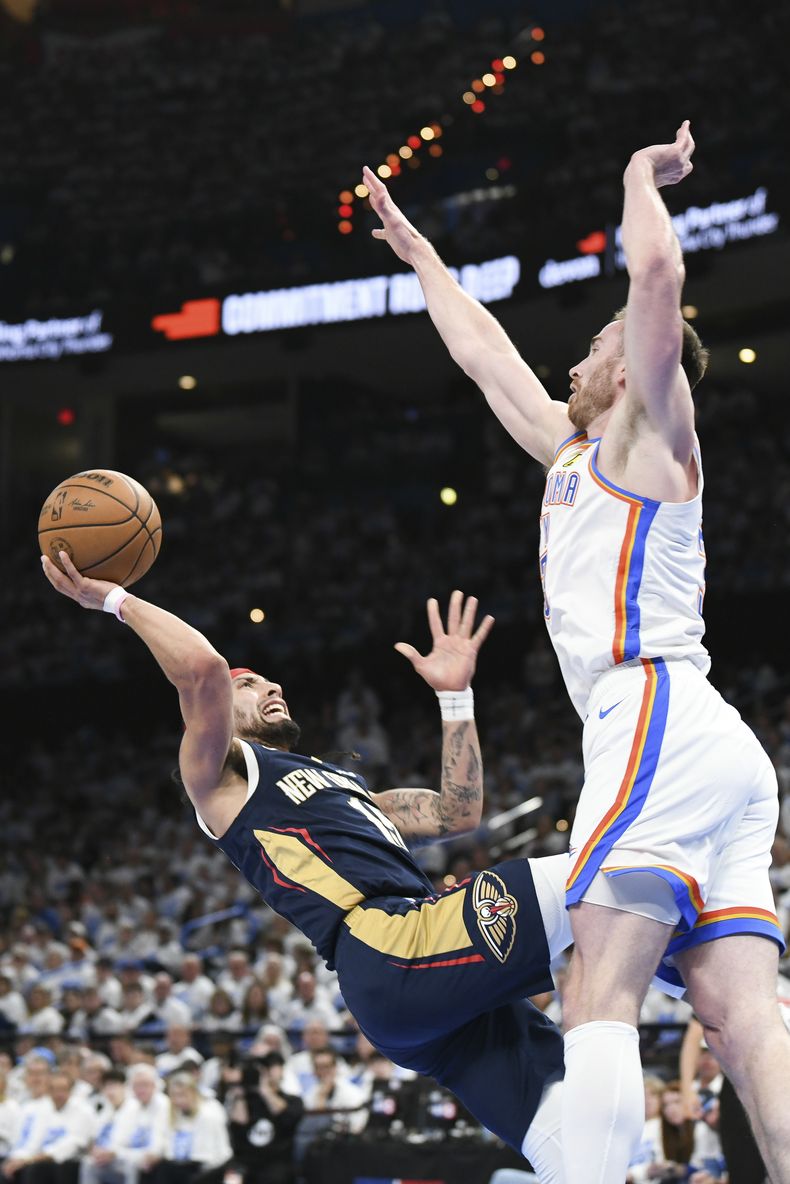 Jose Alvarado, izquierda, de los Pelicans de Nueva Orleans, intenta un disparo con la marca defensiva de Gordon Hayward, del Thunder de Oklahoma City, durante la segunda mitad del Juego 1 de la serie de playoffs del baloncesto de la NBA, el domingo 21 de abril de 2024, en Oklahoma City. (AP Foto/Kyle Phillips)