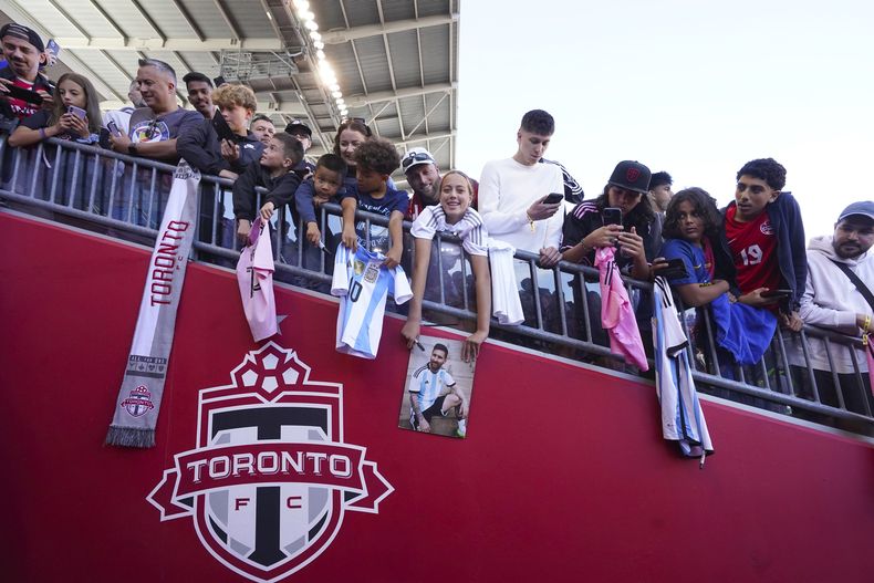 Los hinchas esperan el ingreso de Lionel Messi del Inter Miami previo al partido contra Toronto FC de la MLS, el 5 de octubre de 2024, en Toronto. (Chris Young/The Canadian Press vía AP)