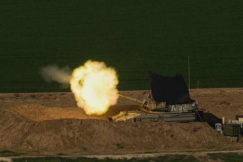 Una unidad móvil de artillería israelí dispara un proyectil desde el sur de Israel hacia la Franja de Gaza, en un área cerca de la frontera con Gaza, el domingo 31 de diciembre de 2023. (AP Foto/Ohad Zwigenberg)