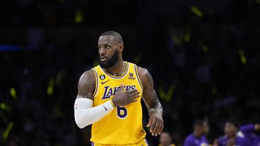 LeBron James, de los Lakers de Los Ángeles, observa una jugada en el sexto partido de la serie de playoffs ante los Grizzlies de Memphis, el viernes 28 de abril de 2023 (AP Foto/Jae C. Hong)