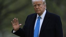 El presidente de Estados Unidos, Donald Trump, saluda a su llegada a la Casa Blanca en el Marine One, el domingo 6 de abril de 2025, en Washington. (AP Foto/Manuel Balce Ceneta)