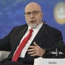 En esta imagen proporcionada por la Agency RIA Novosti, Dimitri Simes, autor, editor y analista político rusoestadounidense, hace una pregunta al presidente ruso Vladímir Putin durante una sesión plenaria del Foto Económico Internacional de San Petersburgo, Rusia, el 16 de junio de 2023. (Alexei Danichev/Photo host Agency RIA Novosti via AP)