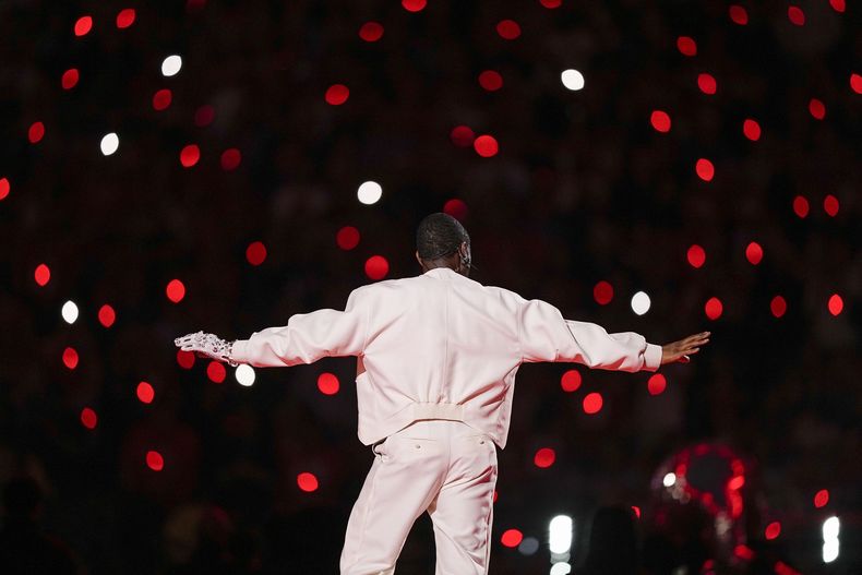Usher durante su presentación en el espectáculo de medio tiempo del Super Bowl 58 de la NFL entre los 49ers de San Francisco y los Chiefs de Kansas City el domingo 11 de febrero de 2024 en Las Vegas. (Foto AP/Brynn Anderson)