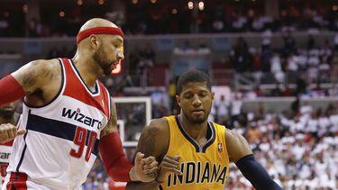 americateve | Paul George (24) de los Pacers de Indiana intenta sacarse la marca de Drew Gooden (90) de los Wizards de Washington en el partido de los playoffs de la NBA el jueves 15 de mayo de 2014. (AP Foto/Alex Brandon)
