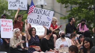Manifestantes sostienen letreros durante una protesta contra las deportaciones realizadas por el Servicio de Inmigración y Control de Aduanas, el jueves 12 de junio de 2025, en Nueva York. (AP Foto/Frank Franklin II)