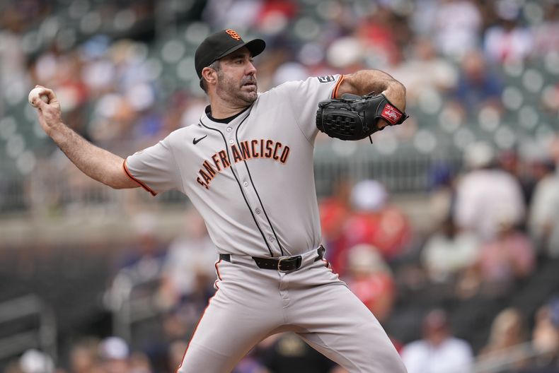 El pitcher de los Gigantes de San Francisco Justin Verlander lanza en la primera entrada ante los Bravos de Atlanta el miércoles 23 de julio del 2025.(AP Foto/Mike Stewart)