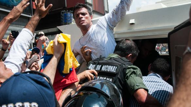 Leopoldo López se entregó a la policía de Maduro