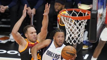 Brunson, Mavericks vencen a Jazz y se adelantan 2-1 en serie