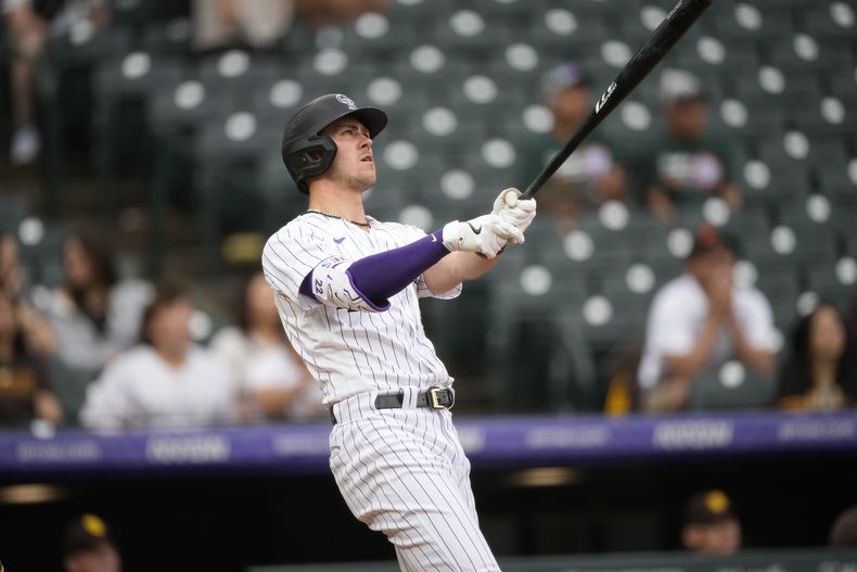 Nolan Jones pega un jonrón solitario por los Rockies de Colorado ante los Padres de San Diego en el duelo del domingo 11 de junio de 2023, en Denver. (AP Foto/David Zalubowski)