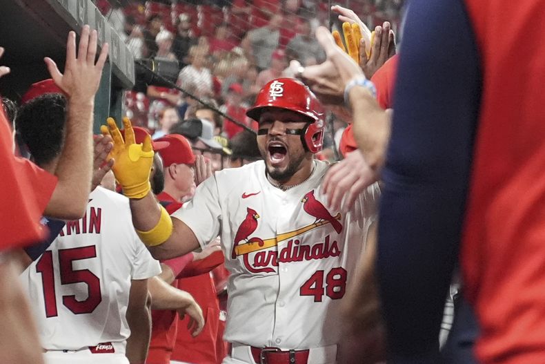 El panameño Iván Herrera, de los Cardenales de San Luis, festeja en la cueva luego de conectar un jonrón de dos carreras ante los Atléticos, el martes 2 de septiembre de 2025 (AP Foto/Jeff Roberson)