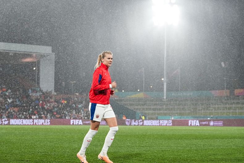 La noruega Ada Hegerberg calienta antes del encuentro entre Noruega y Suiza en el Grupo A de la Copa Mundial el martes 25 de julio del 2023. (AP Foto/Abbie Parr)
