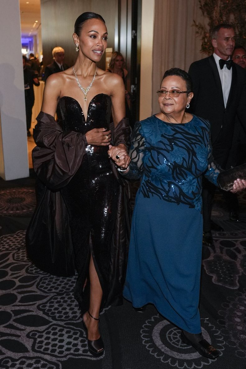 Zoe Saldaña, izquierda, y Asalia Nazario llegan a la 82ª edición de los Globos de Oro el domingo 5 de enero de 2025 en el Beverly Hilton de Beverly Hills, California.(Foto AP/Chris Pizzello)