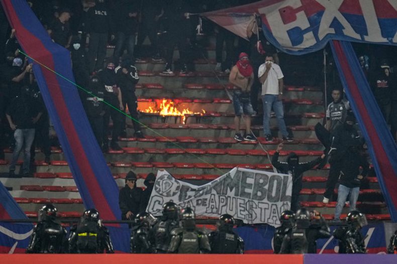 Seguidores de Independiente Medellín protestan contra dirigentes del equipo y provocan la suspensión del encuentro de la Copa Libertadores ante Flamengo, el jueves 7 de mayo de 2026 (AP Foto/Fernando Vergara)