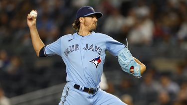 Kevin Gaus, abridor de los Azulejos, hace un lanzamiento en el juego del miércoles 20 de septiembre de 2023, ante los Yanquis de Nueva York (AP Foto/Noah K. Murray)