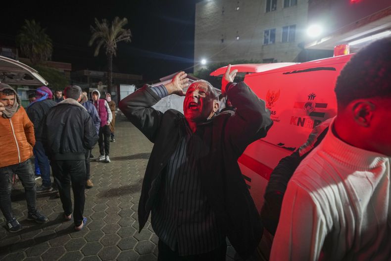 Un hombre se lamenta después de que el cuerpo de Adam Farajallah, de 8 años, es traído al Hospital Mártires de Al-Aqsa tras un ataque aéreo contra una casa en el campamento de refugiados de Bureij, el miércoles 1 de enero de 2025, en la ciudad de Deir al-Balah, en el centro de la Franja de Gaza. (AP Foto/Abdel Kareem Hana)