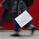 Una persona con una bolsa de compras en Filadelfia el 10 de diciembre del 2025. (AP foto/Matt Rourke)