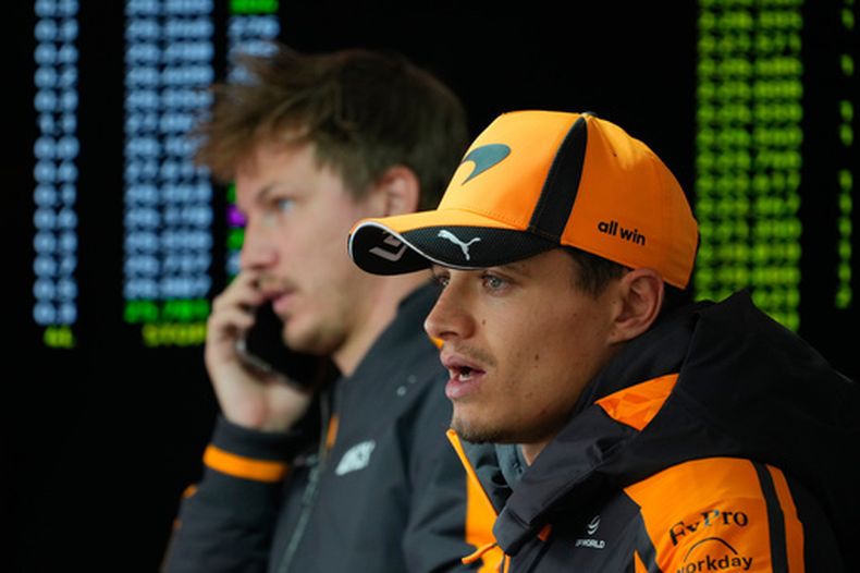 El británico Lando Norris, piloto de McLaren, observa la carrera del Gran Premio de China de la Fórmula 1 en el Circuito Internacional de Shanghái, en Shanghái, China, el domingo 15 de marzo de 2026. (Foto AP/Vincent Thian)