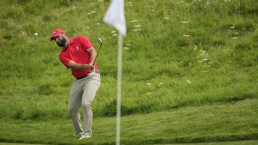 El español Jon Rahm ejecuta un chip en el green del 14to hoyo de la última ronda del torneo de golf de los Juegos Olímpicos de París, el domingo 4 de agosto de 2024, en Saint-Quentin-en-Yvelines, Francia. (AP Foto/Matt York)
