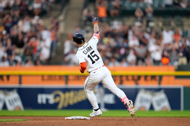 El jugador de los Tigers de Detroit, Max Clark, recorre la segunda base tras conectar un jonrón de dos carreras contra los Rays de Tampa Bay durante la quinta entrada de un partido de béisbol el martes 25 de agosto de 2026, en Detroit. (Foto AP/Paul Sancya)