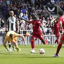 Liverpool vence al Newcastle, mantiene presión sobre el City