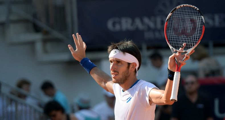 El argentino Leonardo Mayer celebra tras vencer al alem&aacute;n Philipp Kohlschreiber en un match de semifinales del torneo de Hamburgo el s&aacute;bado, 19 de julio del 2014.  (Foto AP/dpa, Daniel Reinhardt)