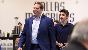 ARCHIVO - Patrick Dumont, izquierda, gobernador de los Mavericks de Dallas, llega a una conferencia de prensa en las instalaciones de entrenamiento del equipo, el 27 de junio de 2025, en Dallas. (AP Foto/Tony Gutierrez, File)