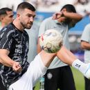 Tim Payne, de Nueva Zelanda y jugador de Olimpia, calienta antes de debutar con el club en un partido de la liga de fútbol paraguaya contra Libertad en Asunción, Paraguay, el domingo 26 de julio de 2026. (Foto AP/Jorge Saenz)