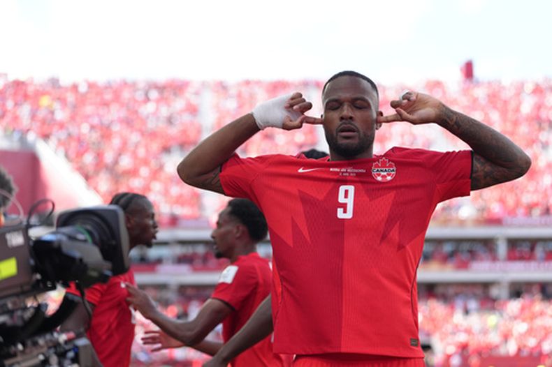 Cyle Larin (9) celebra tras marcar el gol de Canadá para el empate 1-1 contra Bosnia y Herzegovina en el Grupo B del Mundial, el viernes 12 de junio de 2026, en Toronto. ( (AP Foto/Sam Balkansky)