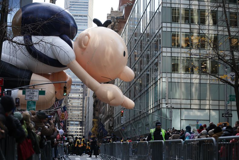 El globo de El diario de Greg recorre la Sexta Avenida durante el Desfile del Día de Acción de Gracias de Macys, el jueves 27 de noviembre de 2025, en Nueva York. (Foto AP/Heather Khalifa)