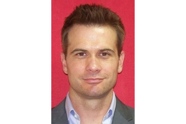 Esta imagen, difundida por el FBI el 25 de octubre de 2023, muestra a Brian Jeffrey Raymond, un ex agente de la CIA. (FBI vía AP)