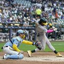 El dominicano Esteury Ruiz, de los Atléticos de Oakland batea un sencillo productor en el segundo inning del juego ante los Cerveceros de Milwaukee, el viernes 9 de junio de 2023 (AP Foto/Morry Gash)