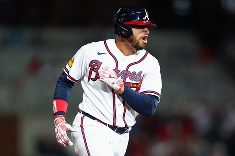 Dominica Smith, de los Bravos de Atlanta, festeja su grand slam que significó la victoria sobre los Reales de Kansas City, el sábado 28 de marzo de 2026 (AP Foto/Colin Hubbard)