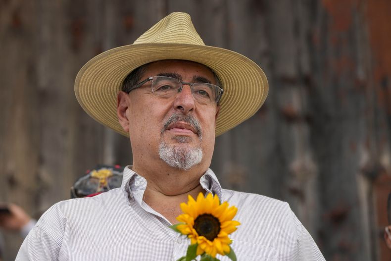 ARCHIVO - El candidato presidencial del Movimiento Semilla, Bernardo Arévalo, participa en un acto de campaña en Santa María de Jesús, Guatemala, el 16 de julio de 2023, con vistas a la segunda vuelta del 20 de agosto. (AP Foto/Moisés Castillo, Archivo)