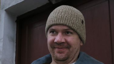 americateve | El brit&aacute;nico Anthony Perrett, activista de Greenpeace, muestra a la prensa su pasaporte con la visa que le permite salir de Rusia cerca del Servicio Federal de Migraci&oacute;n en San Petersburgo, el jueves 26 de diciembre de 2013. La fiscal&iacute