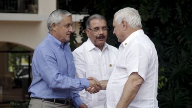 americateve | El presidente de Guatemala, Otto P&eacute;rez Molina (izquierda), estrecha la mano de su colega de Panam&aacute;, Ricardo Martinelli (derecha), acompa&ntilde;ados del presidente de Rep&uacute;blica Dominicana, Danilo Medina, en el marco de una reuni&oacut