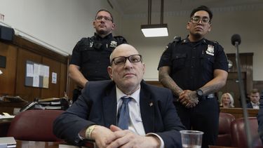 Harvey Weinstein comparece ante el Tribunal Penal de Manhattan para el tercer día de selección del jurado en su nuevo juicio, el jueves 17 de abril de 2025 en Nueva York. (Steven Hirsch /New York Post via AP, Pool)