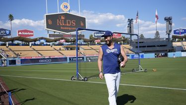 Clayton Kershaw, lanzador de los Dodgers de Los Ángeles, calienta antes del primer juego de la serie divisional de la Liga Nacional, ante los Padres de San Diego, el sábado 5 de octubre de 2024 (AP Foto/Ashley Landis)