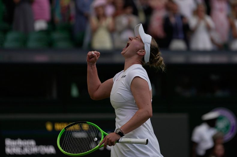 Barbora Krejcikova, de Repúbica Checa, celebra su victoria sobre Mirra Andreeva, de Rusia, en la segunda ronda del Campeonato de Wimbledon, el miércoles 1 de julio de 2026, en Londres. (AP Foto/Brian Inganga)