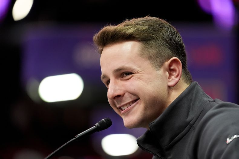 Brock Purdy, quarterback de los 49ers de San Francisco, habla con la prensa durante la noche de apertura del Super Bowl LVIII, el lunes 5 de febrero de 2024, en Las Vegas (AP Foto/Matt York)