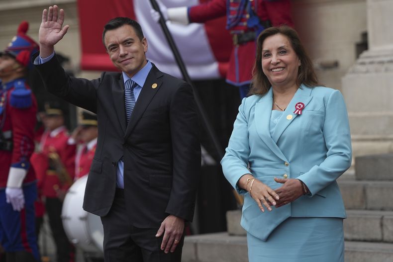 El presidente de Ecuador, Daniel Noboa, es recibido por su homóloga peruana, Dina Boluarte, y saluda a los periodistas desde las escaleras del palacio de gobierno en Lima, Perú, el jueves 4 de julio de 2024. (AP Foto/Guadalupe Pardo)