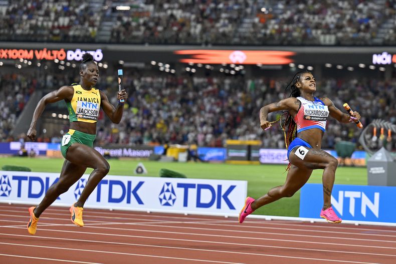 ARCHIVO - La estadounidense ShaCarri Richardson festeja tras dar el oro a su equipo, al superar a Shericka Jackson en el relevo 4x100 durante el Mundial de atletismo en Budapest, el sábado 26 de agosto de 2023 (AP Foto/Denes Erdos, archivo)