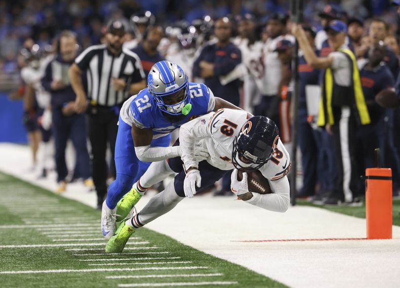 El receptor de los Bears de Chicago Keenan Allen recibe el balón cerca de la zona de anotación mientras lo defiende el cornerback de los Lions de Detroit Amik Robertson en el encuentro del jueves 28 de noviembre del 2024. (John J. Kim/Chicago Tribune via AP)