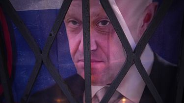 Un retrato del propietario del ejército privado Grupo Wagner, Yevgeny Prigozhin, visto en un homenaje informal a los miembros del grupo fallecidos en un accidente el miércoles, cerca del Kremlin, en Moscú, Rusia, el 27 de agosto de 2023. (AP Foto/Alexander Zemlianichenko)