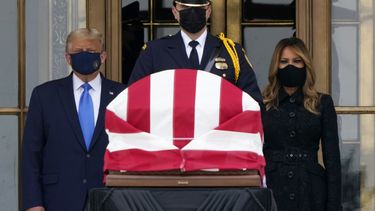 Abuchean a Trump mientras rinde honores a la jueza Ginsburg