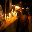 Una persona enciende una vela durante una vigilia frente a la mina de cobre El Teniente, operada por Codelco, donde ocurrió un derrumbe y varias personas fallecieron, el sábado 2 de agosto de 2025, en Rancagua, Chile. (AP Foto/Esteban Félix)